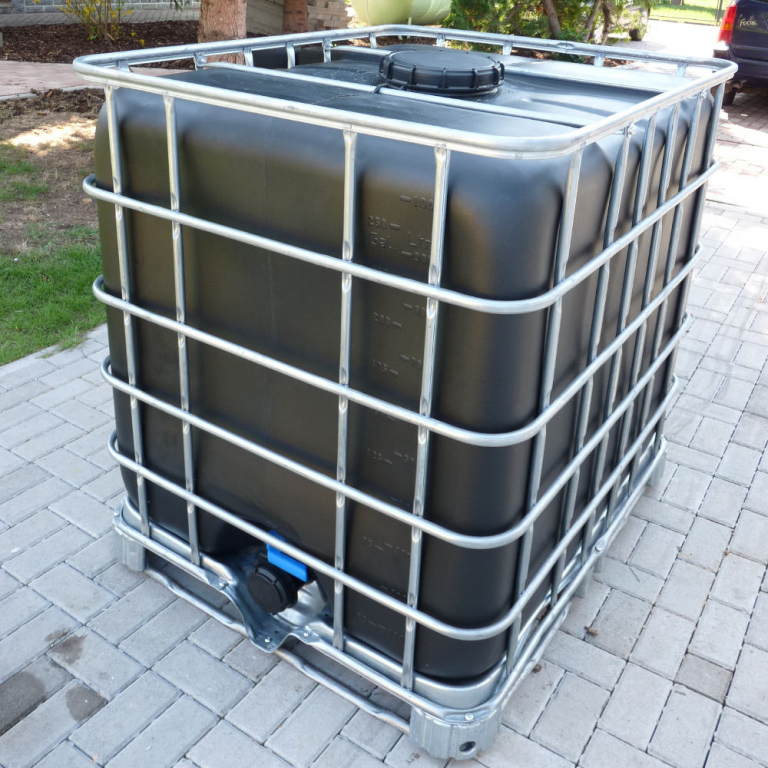 1000l IBC Container schwarz gebraucht auf Metall/ PE Palette